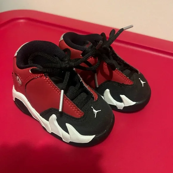 Jordan Black and Red Athletic Shoes with Modern Design Jordan Max Aura 7 Big Kids main image 2